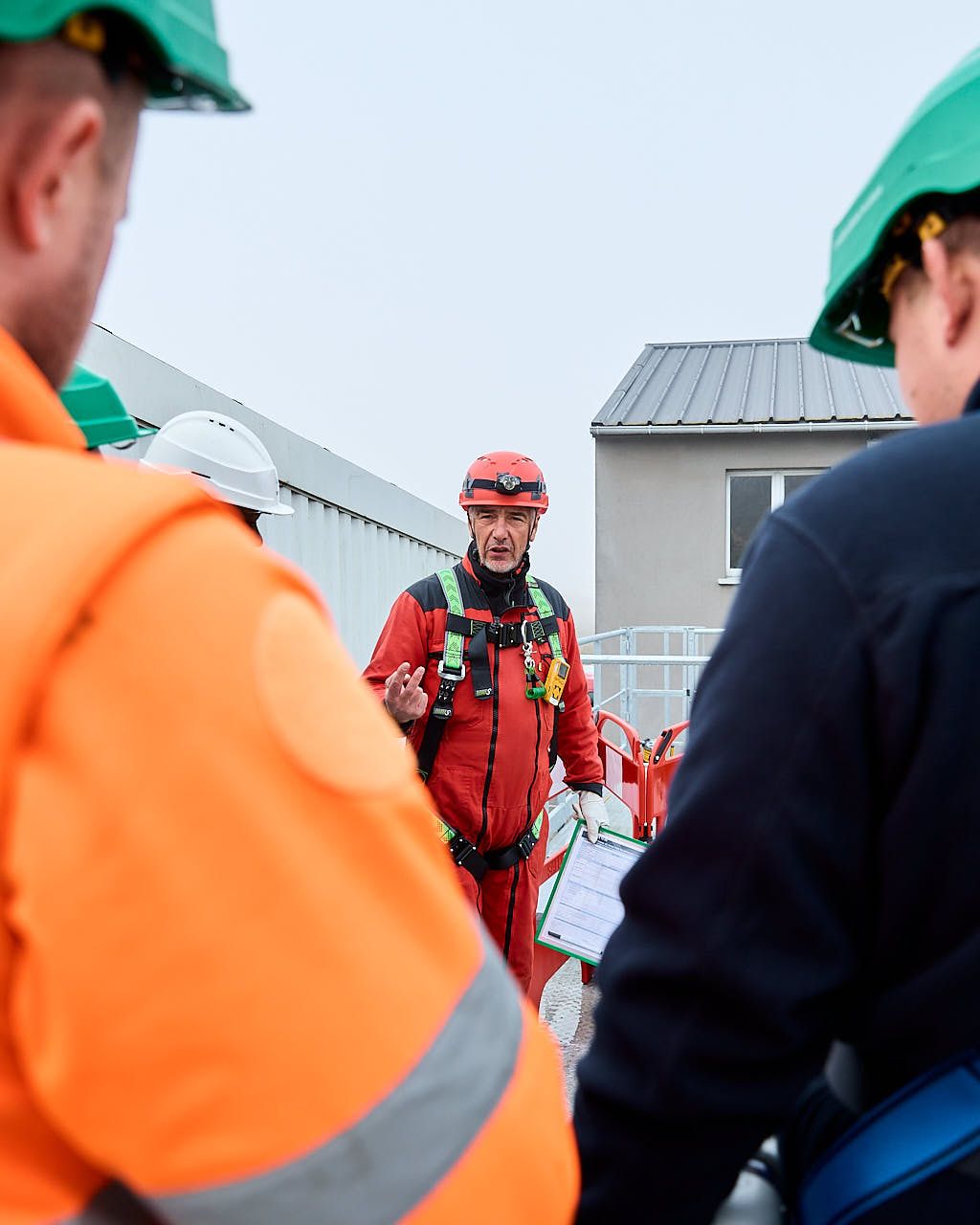 Photographe reportage entreprise Seine-et-Marne - le Formateur parle aux Stagiaires formation CATEC avec formateur Mayday Formation