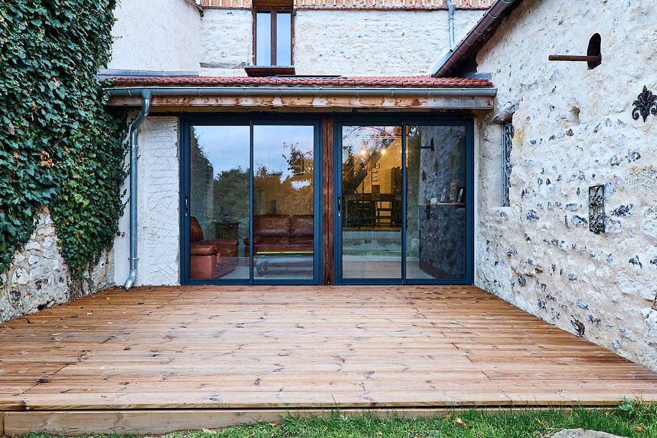Photographe reportage entreprise Yvelines - Terrasse extérieur gîte Les Eperviers à Clachaloze, Yvelines