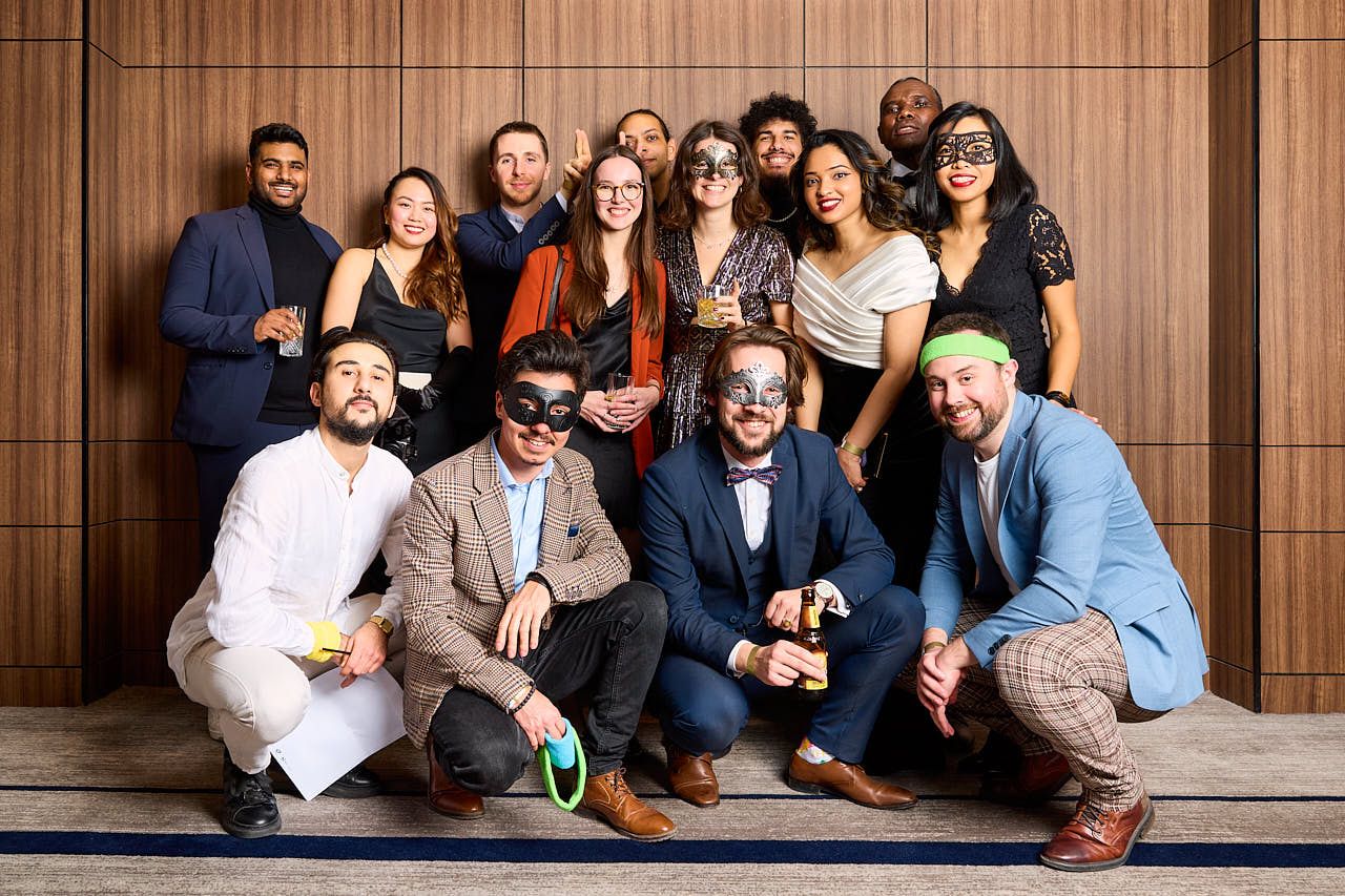 Photographe événement entreprise : Soirée fin d'année Hôtel Renaissance - Photo de groupe collaborateurs - La Défense, Hauts-de-Seine 2023