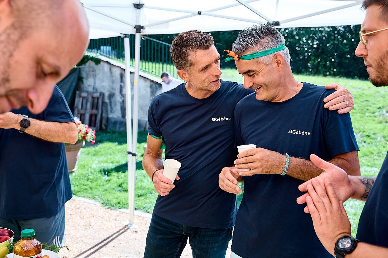 Photographe événement d'entreprise : Cocktail de fin de soirée lors du Team Building 2025 de SIG Ebene parc du Chateau de Nogent le Roi