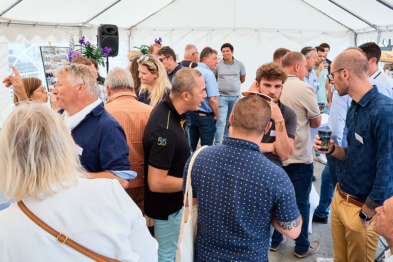 Photographe événement entreprise : Cinquantenaire Groupe Lheureux - Invités en extérieur - Les Essarts-le-Roi, Yvelines 2023