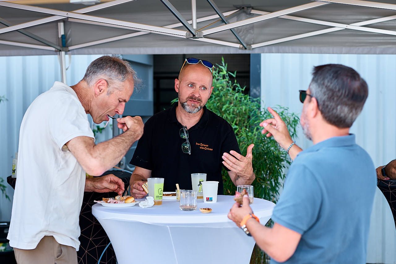 Photographe événement d'entreprise Yvelines : Ambiance au déjeuner buffet pendant la Journée Portes Ouvertes Envirmat 2025 - Achères