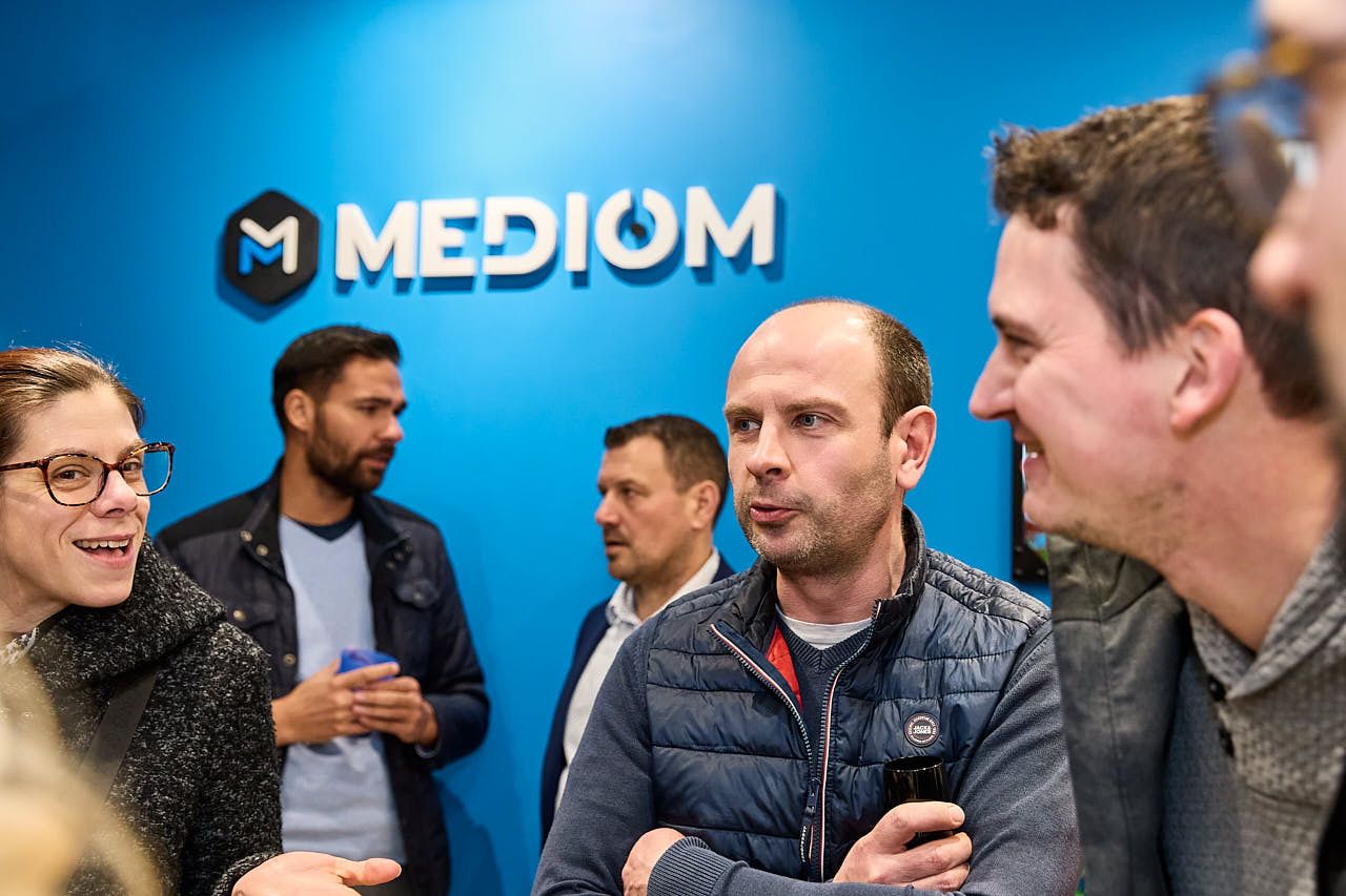 Photographe événement d'entreprise : Agence Mediom - Les invités lors de l'inauguration du Showroom - La Queue-les-Yvelines, 2025