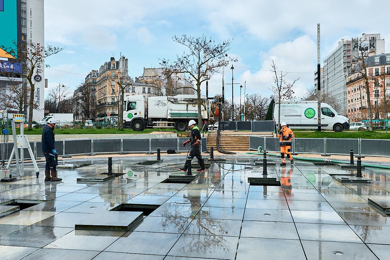Photographe reportage entreprise - Équipe MDV78 utilisant équipement de nettoyage professionnel sur chantier urbain - Paris