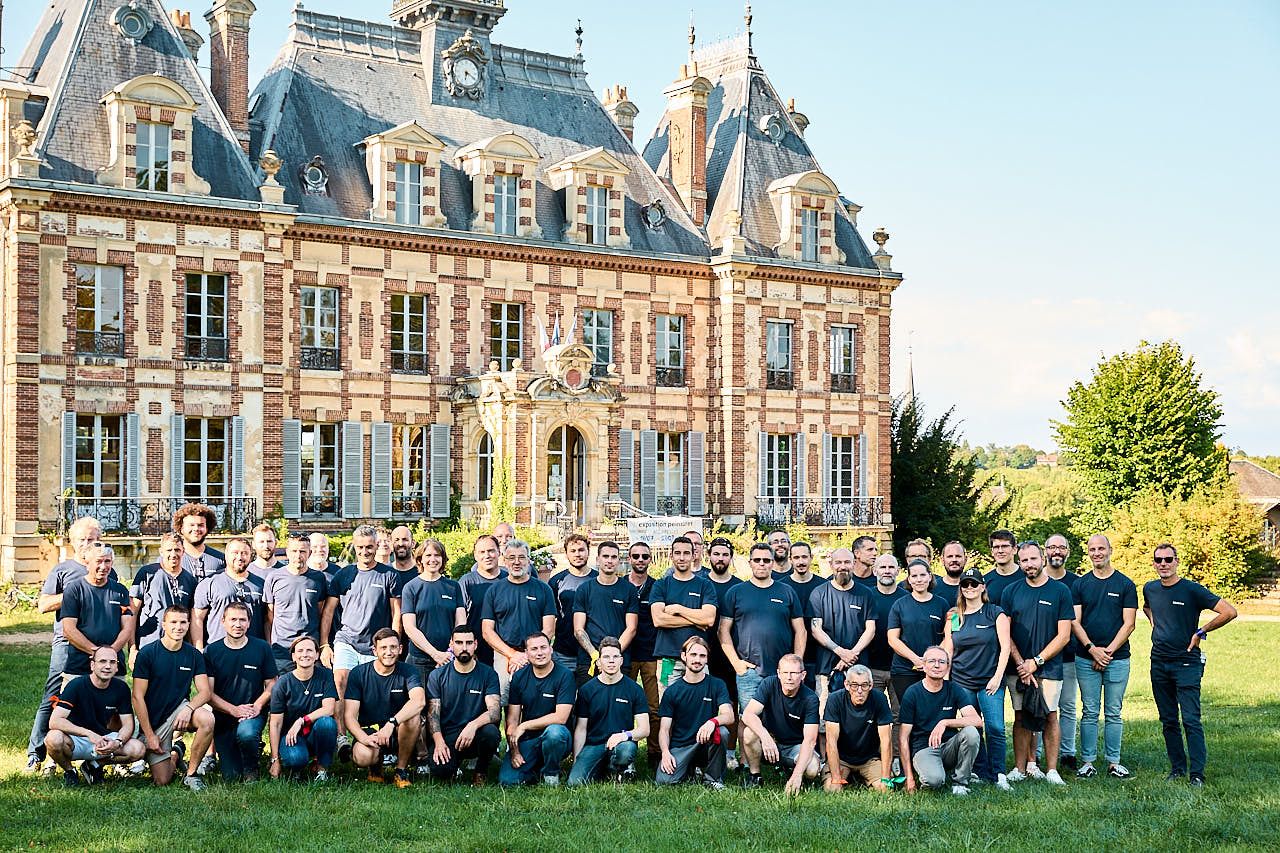 Photographe événement d'entreprise : Photo de groupe devant le chateau lors du Team Building 2025 de SIG Ebene au Chateau de Nogent le Roi