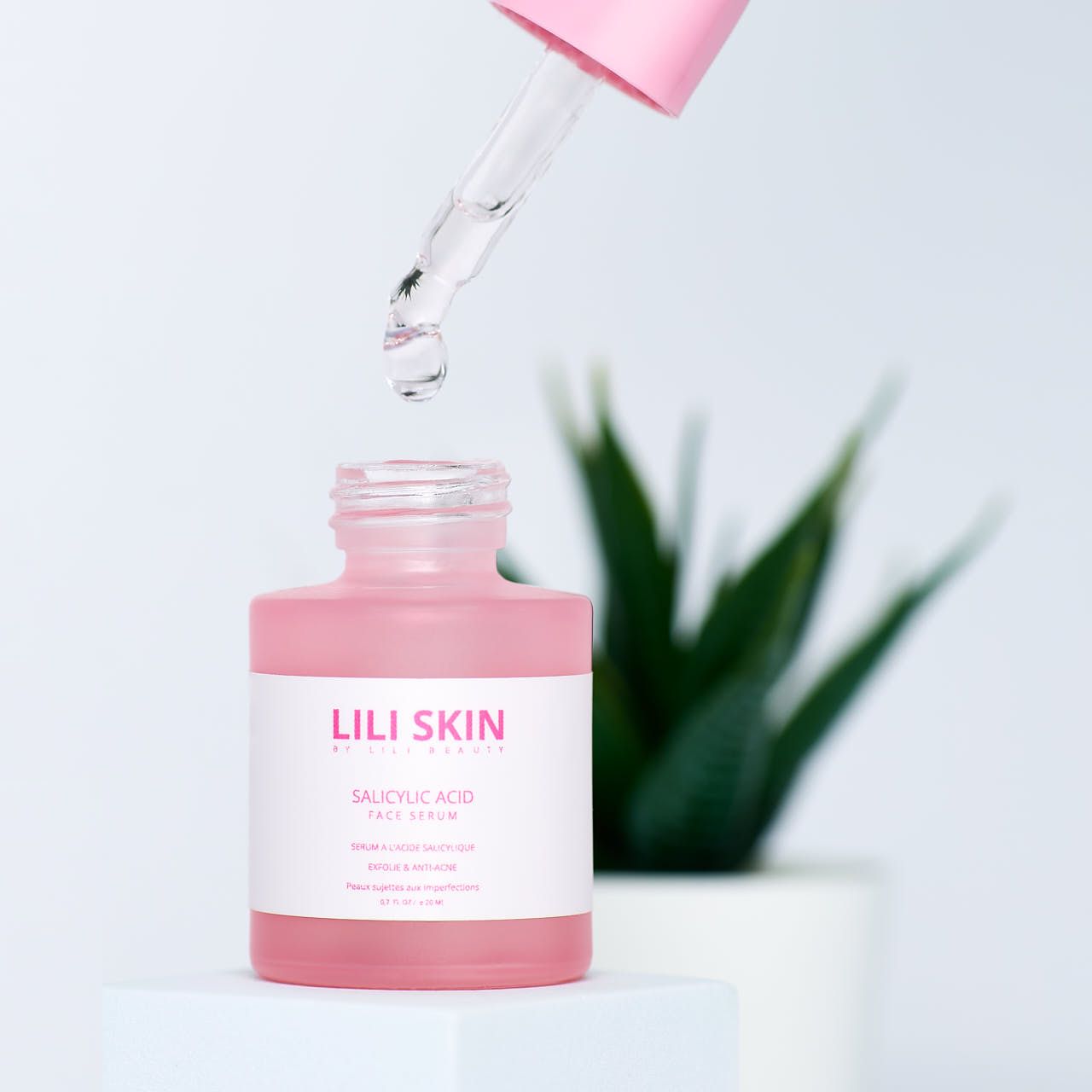 Photographe produits cosmétiques Yvelines - Packshot sérum visage Lili Skin Lili Beauty e-commerce sur fond blanc - Studio professionnel