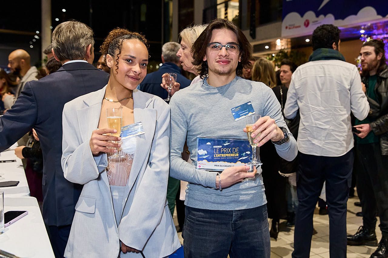 Photographe événement d'entreprise : Camille et Kenzo pour Farmiswipe pendant le cocktail de la Remise du Prix de l'Entrepreneur GPSEO 2025