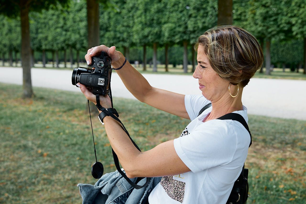 Stagiaire photo cadre avec son appareil en stage initiation photo à Saint-Germain-en-Laye - Yvelines