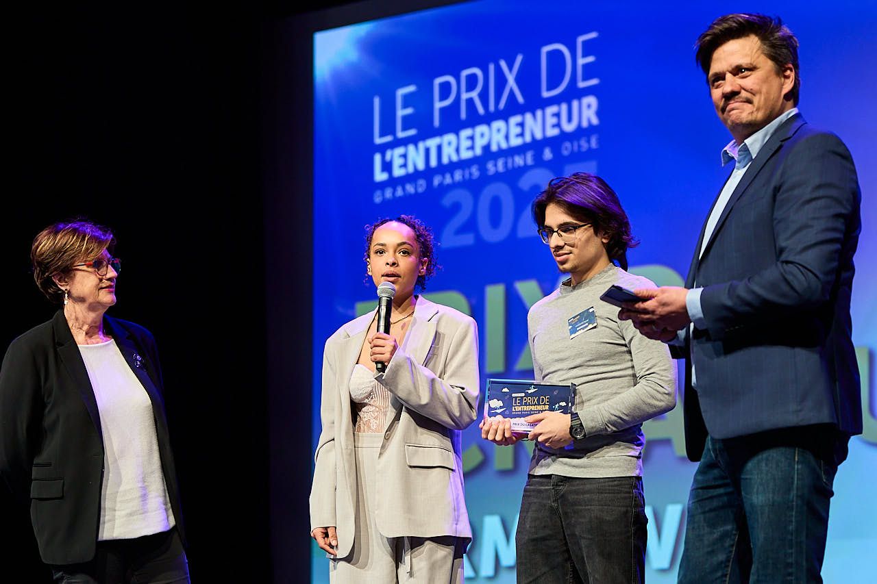 Photographe événement d'entreprise : Camille et Kenzo pour Farmiswipe lors de la Cérémonie de Remise du Prix de l'Entrepreneur GPSEO 2025