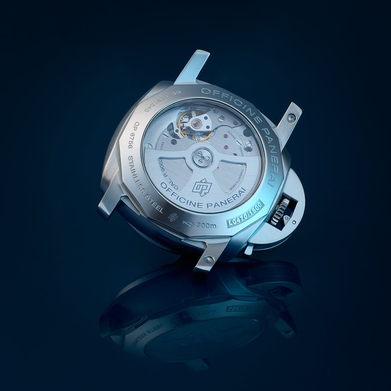 Photographe montres luxe Yvelines - Montre Panerai GMT boîtier arrière sur fond bleu avec reflets - Studio professionnel