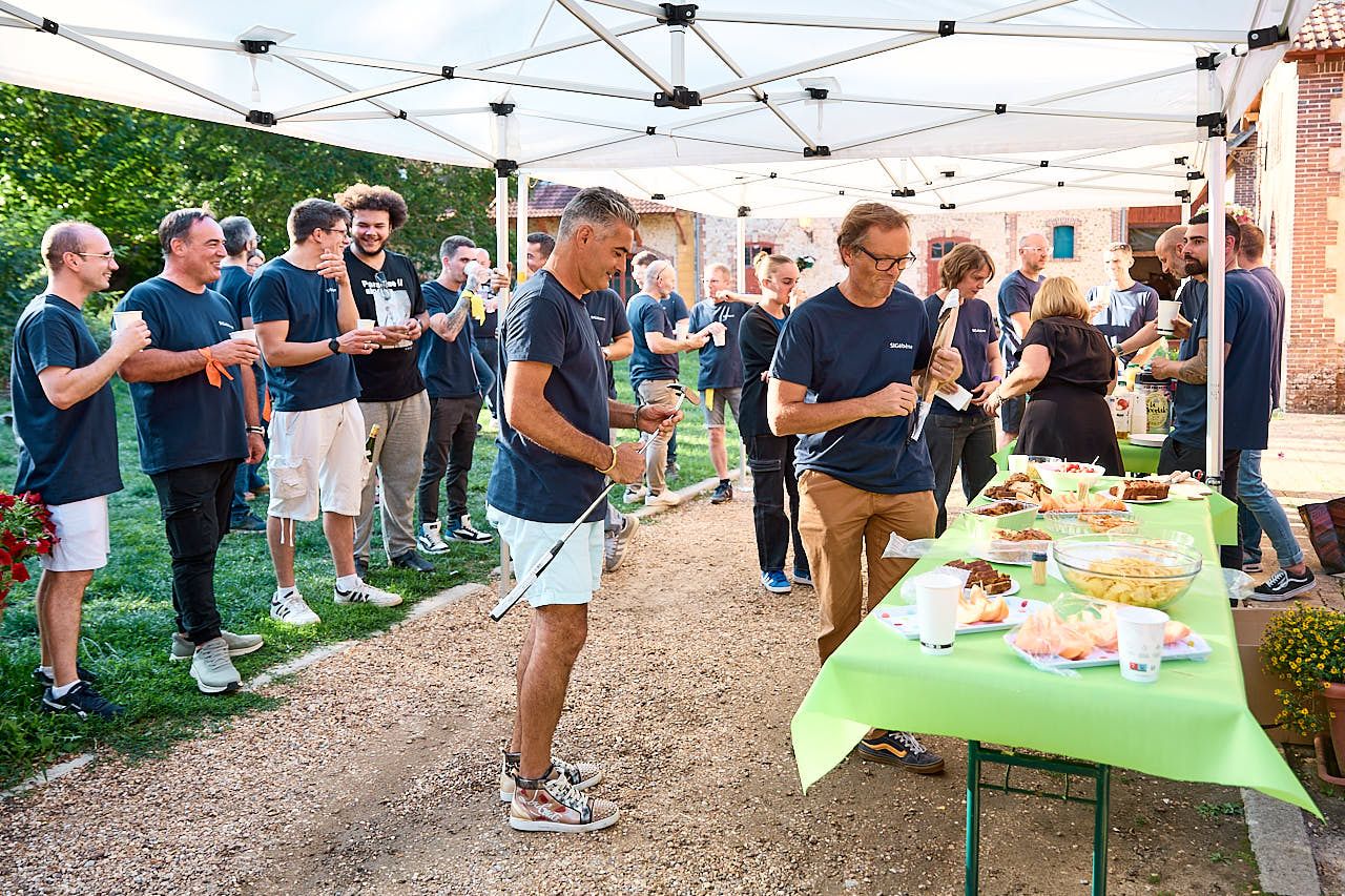 Photographe événement d'entreprise : Cocktail de fin de soirée lors du Team Building 2025 de SIG Ebene parc du Chateau de Nogent le Roi