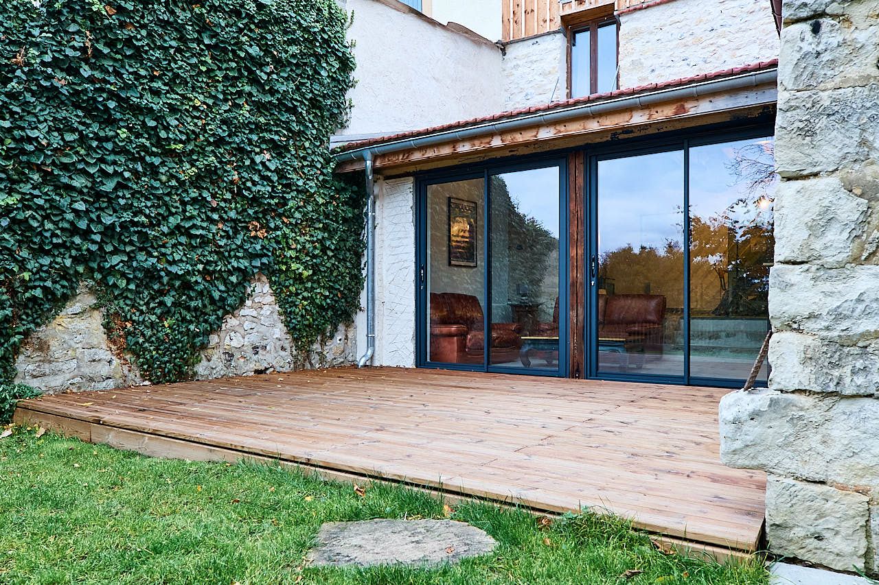 Photographe reportage entreprise Yvelines - Terrasse extérieur gîte Les Eperviers à Clachaloze, Yvelines