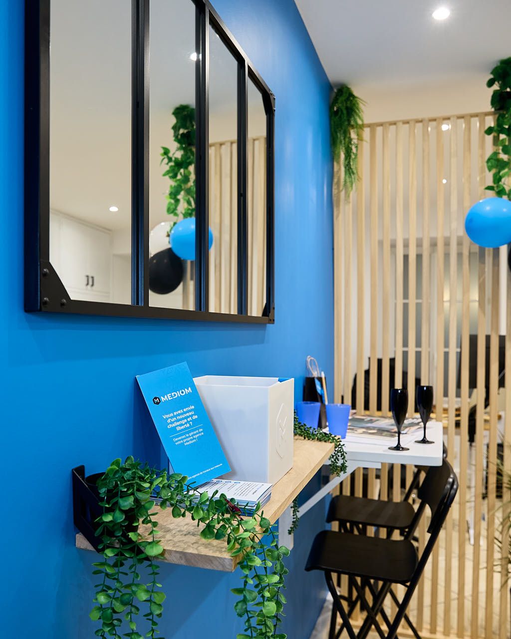 Photographe événement d'entreprise : Agence Mediom - élément de décoration lors de l'inauguration du Showroom - La Queue-les-Yvelines, 2025