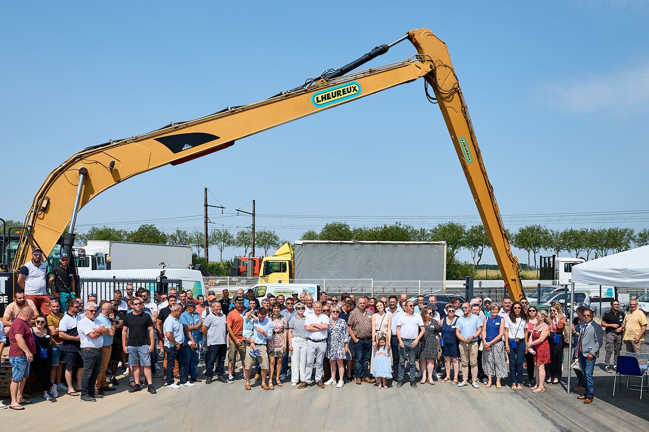 Photographe événement entreprise : Cinquantenaire Groupe Lheureux - Photo de groupe générale - Les Essarts-le-Roi, Yvelines 2023