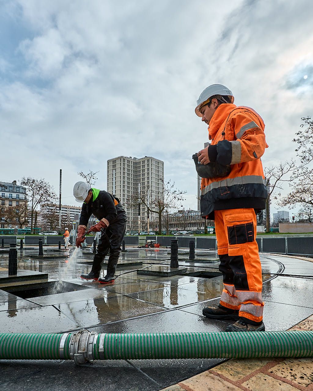 Photographe reportage entreprise - Équipe MDV78 utilisant équipement de nettoyage professionnel sur chantier urbain - Paris