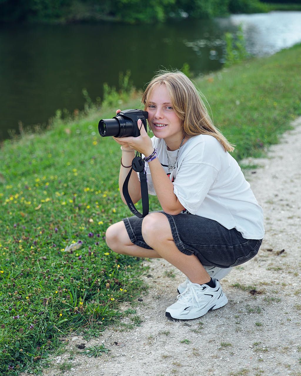 Stagiaire débutante en action au bord de l'eau lors du stage initiation photo à Rambouillet - Yvelines