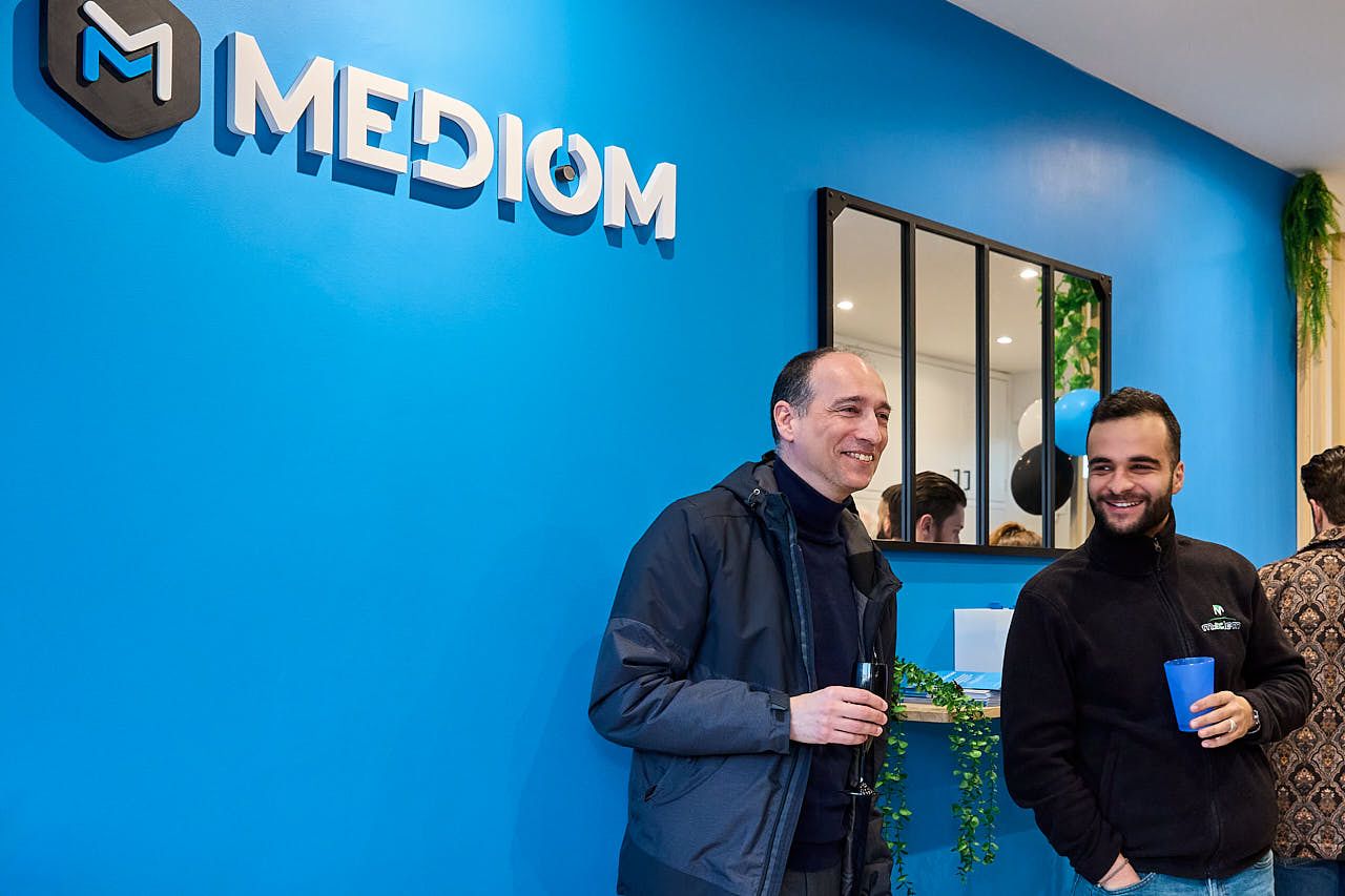 Photographe événement d'entreprise : Agence Mediom - Les invités lors de l'inauguration du Showroom - La Queue-les-Yvelines, 2025