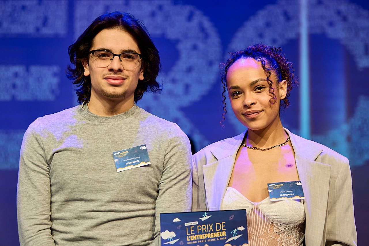 Photographe événement d'entreprise : Camille et Kenzo pour Farmiswipe lors de la Cérémonie de Remise du Prix de l'Entrepreneur GPSEO 2025