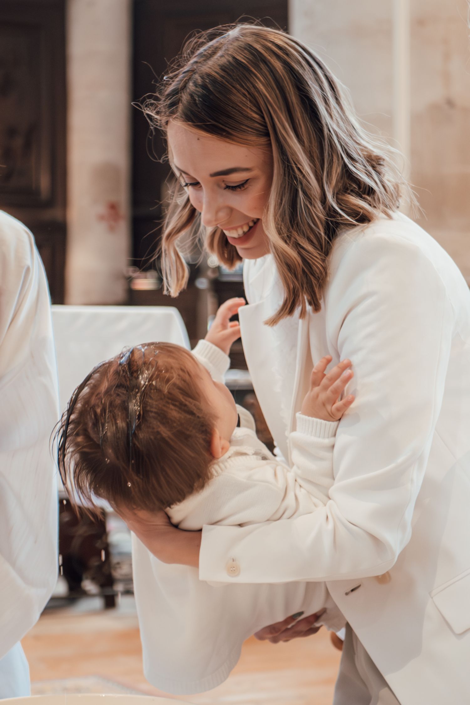 Photographe baptême en Lorraine – cérémonie religieuse avec bébé et parents