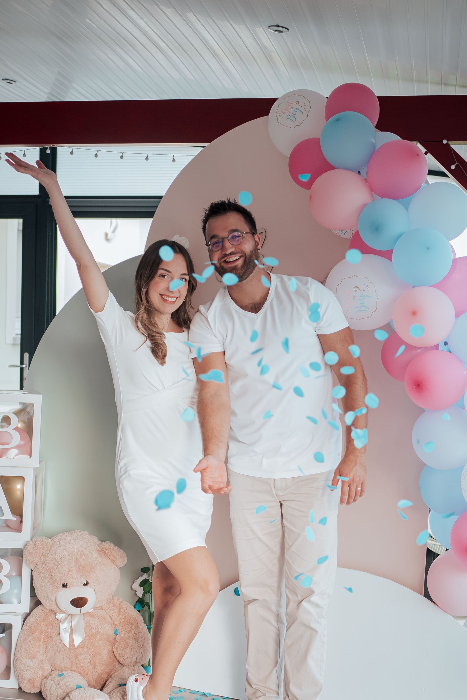 Photographe grossesse – parents dévoilant le sexe de leur futur bébé