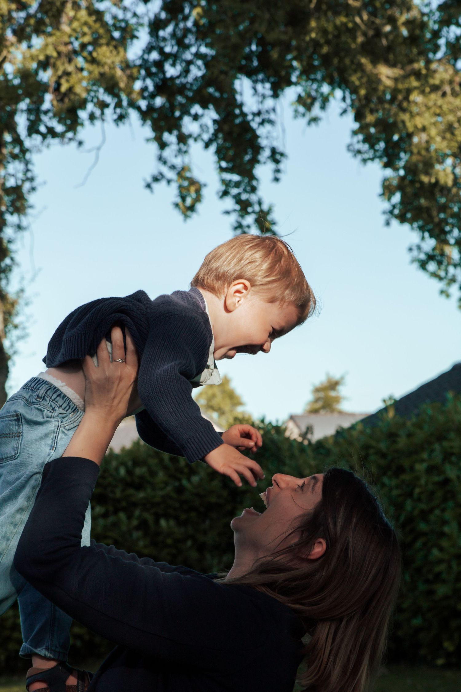 Séance photo lifestyle en Lorraine – parents et enfants riant ensemble