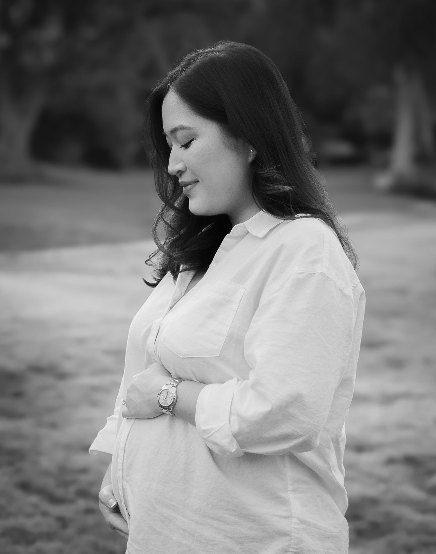 a black and white profile photo of a pregnant mom