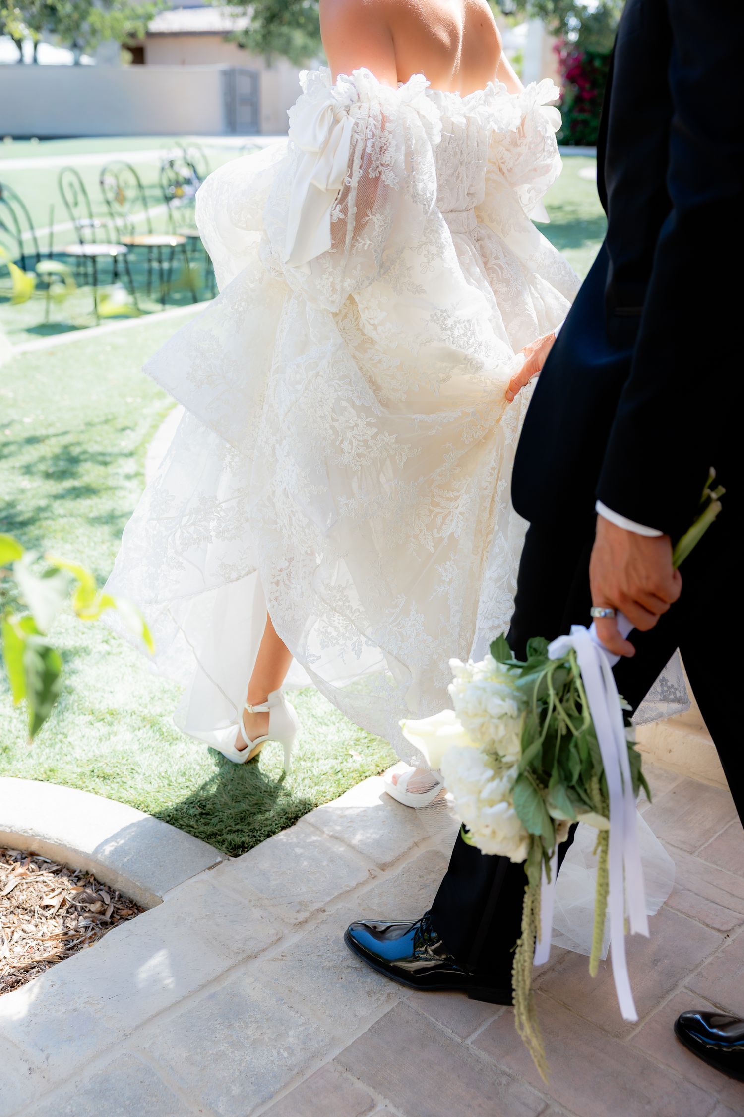Luxury outdoor wedding. Bride and groom in the courtyard. Elegant photos. Dreamy photos. Beautiful and romantic photography. Temecula, CA.