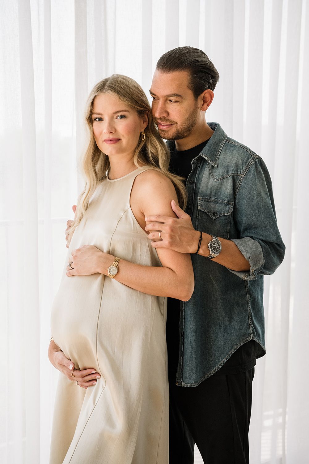 maternity photo session at home couple