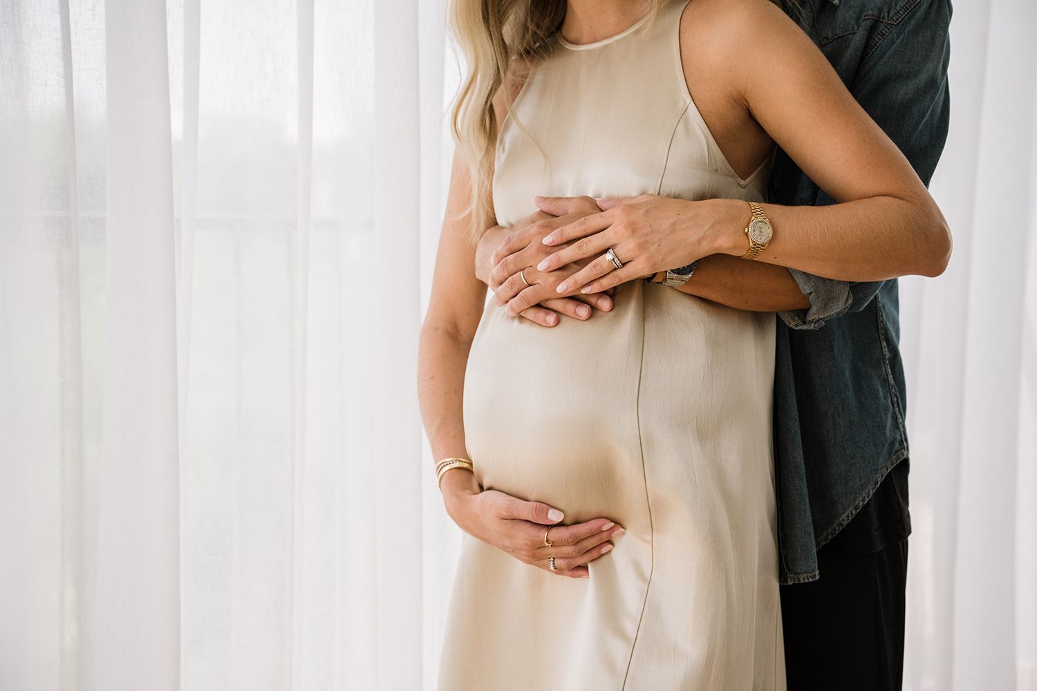 maternity photo session at home couple