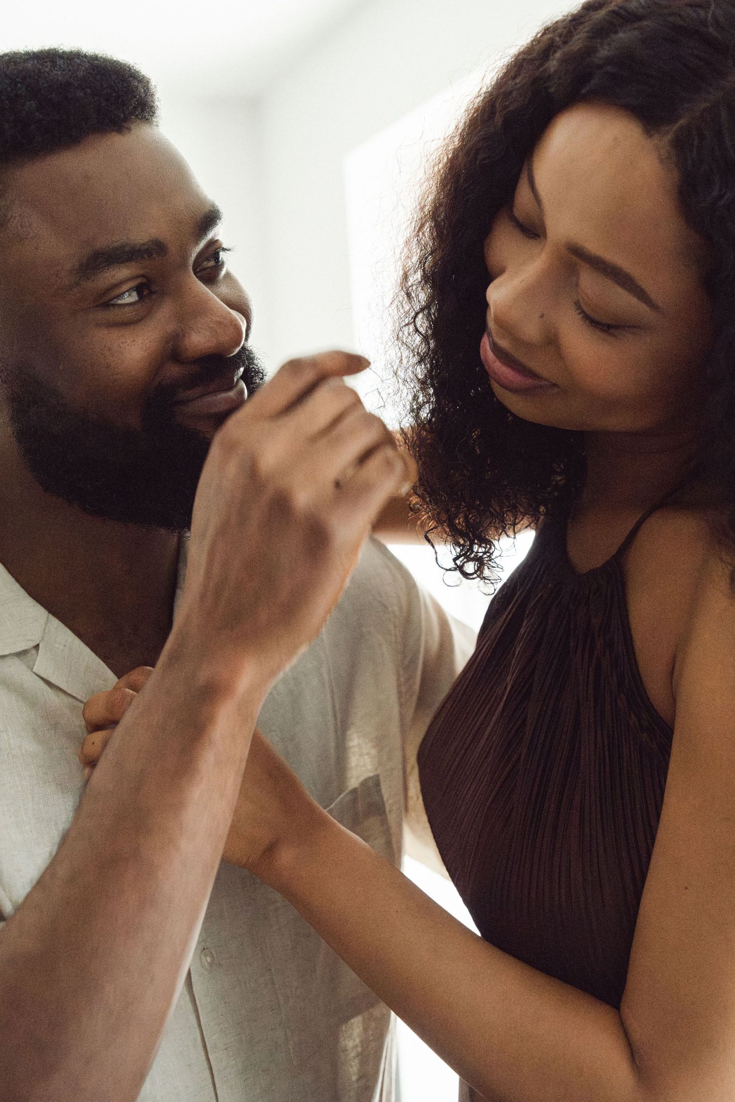 Natural London maternity photography, expectant parents sharing a tender moment at home | Maternity photographer by Inga Franlund