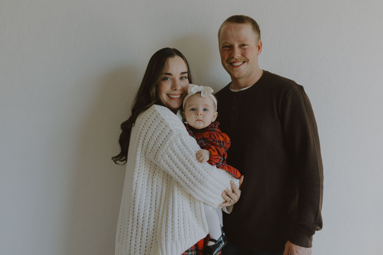 family photoshoot grand junction colorado, photoshoot with infant baby and couple smiling at camera