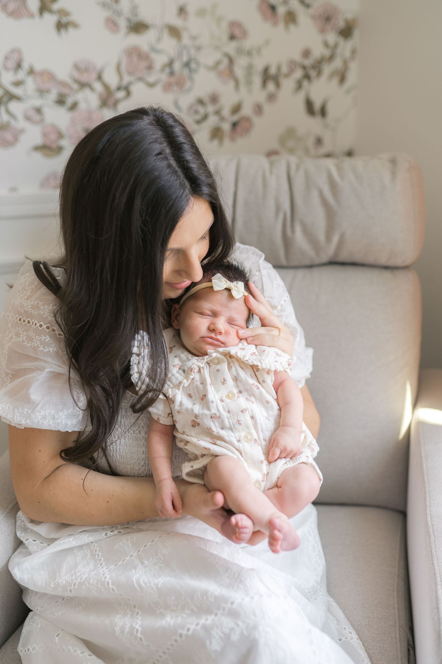 Lifestyle newborn photography in Valparaiso featuring real moments and soft natural light.