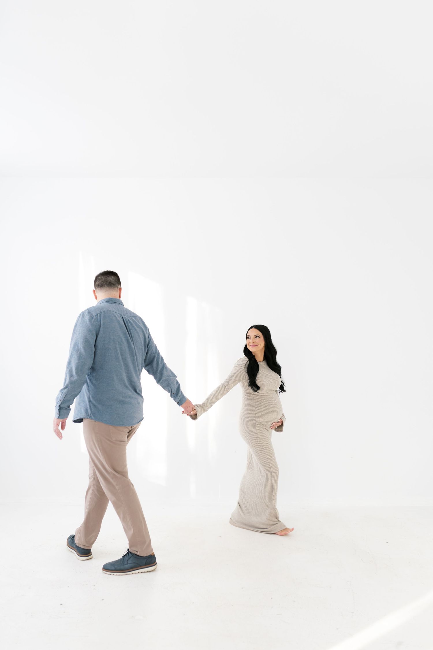 Valparaiso maternity photographer creating artistic boudoir pregnancy portraits.