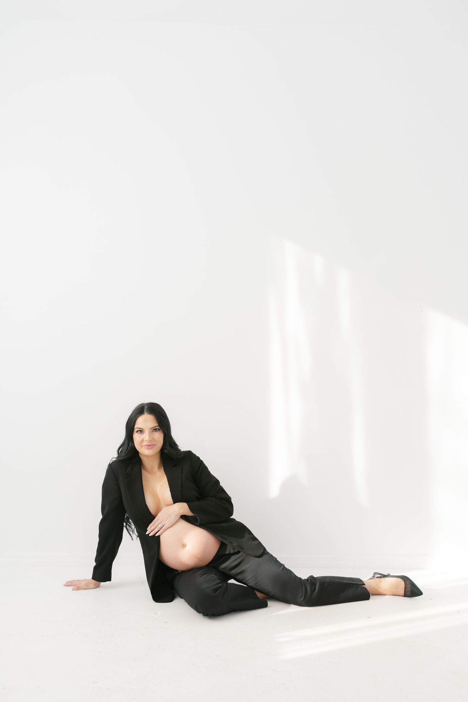 Valparaiso maternity photographer creating artistic boudoir pregnancy portraits.