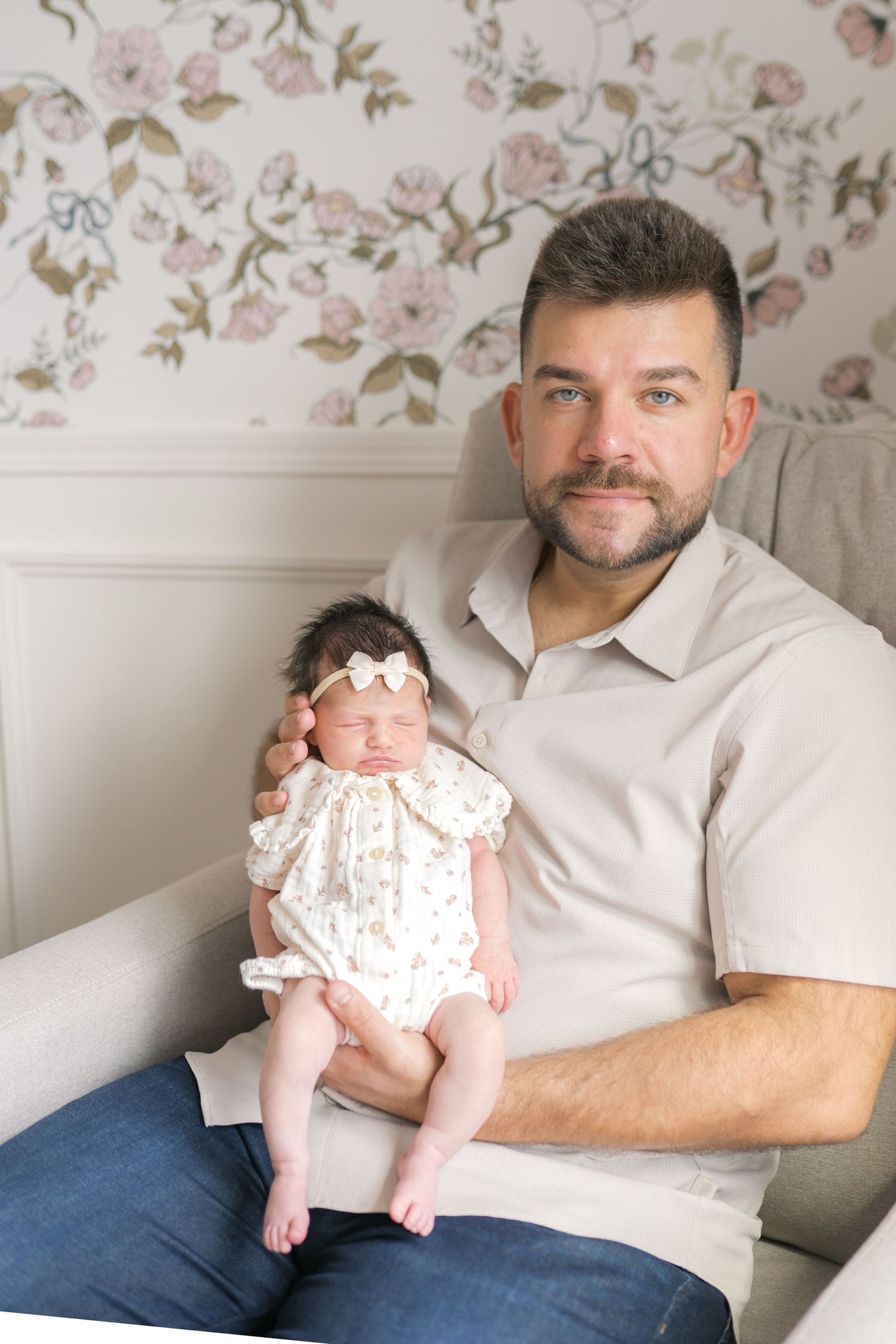 Valparaiso, Indiana newborn photographer capturing natural lifestyle portraits in the family home.