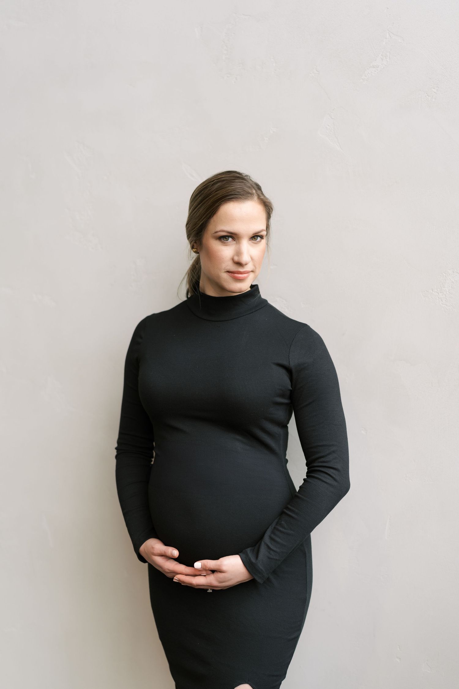 Timeless maternity photography in Valparaiso, Indiana with soft light and neutral styling.
