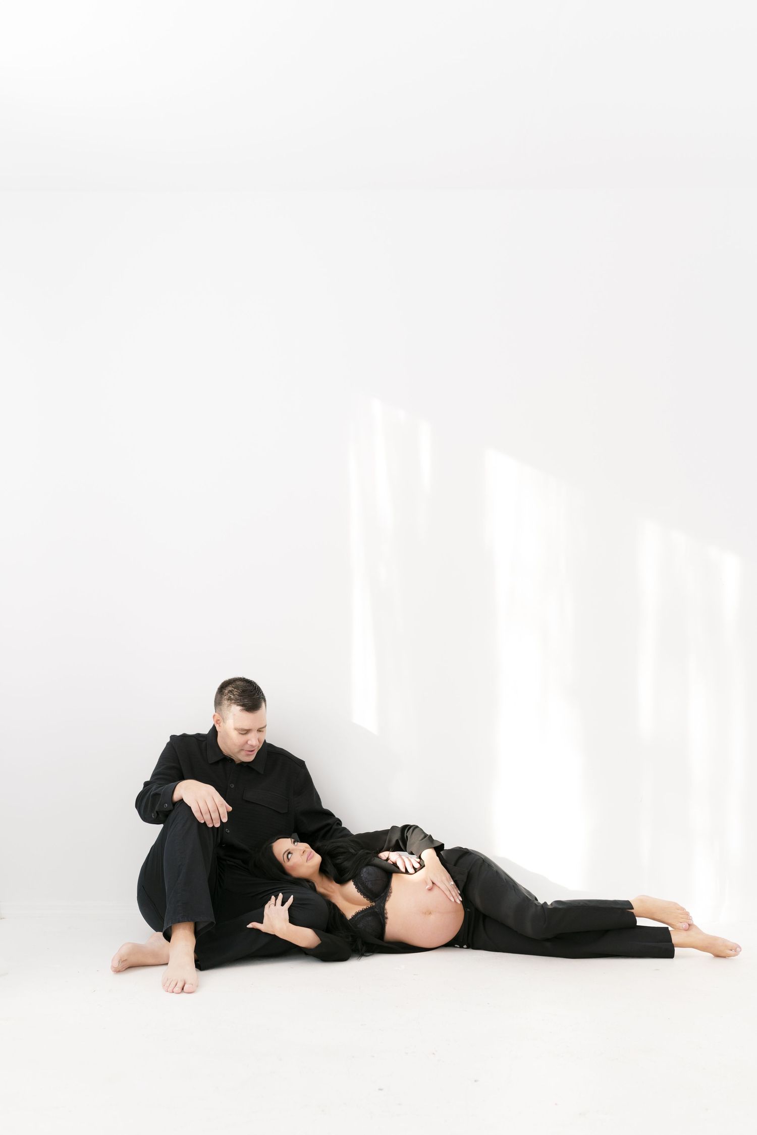 Valparaiso maternity photographer creating artistic boudoir pregnancy portraits.