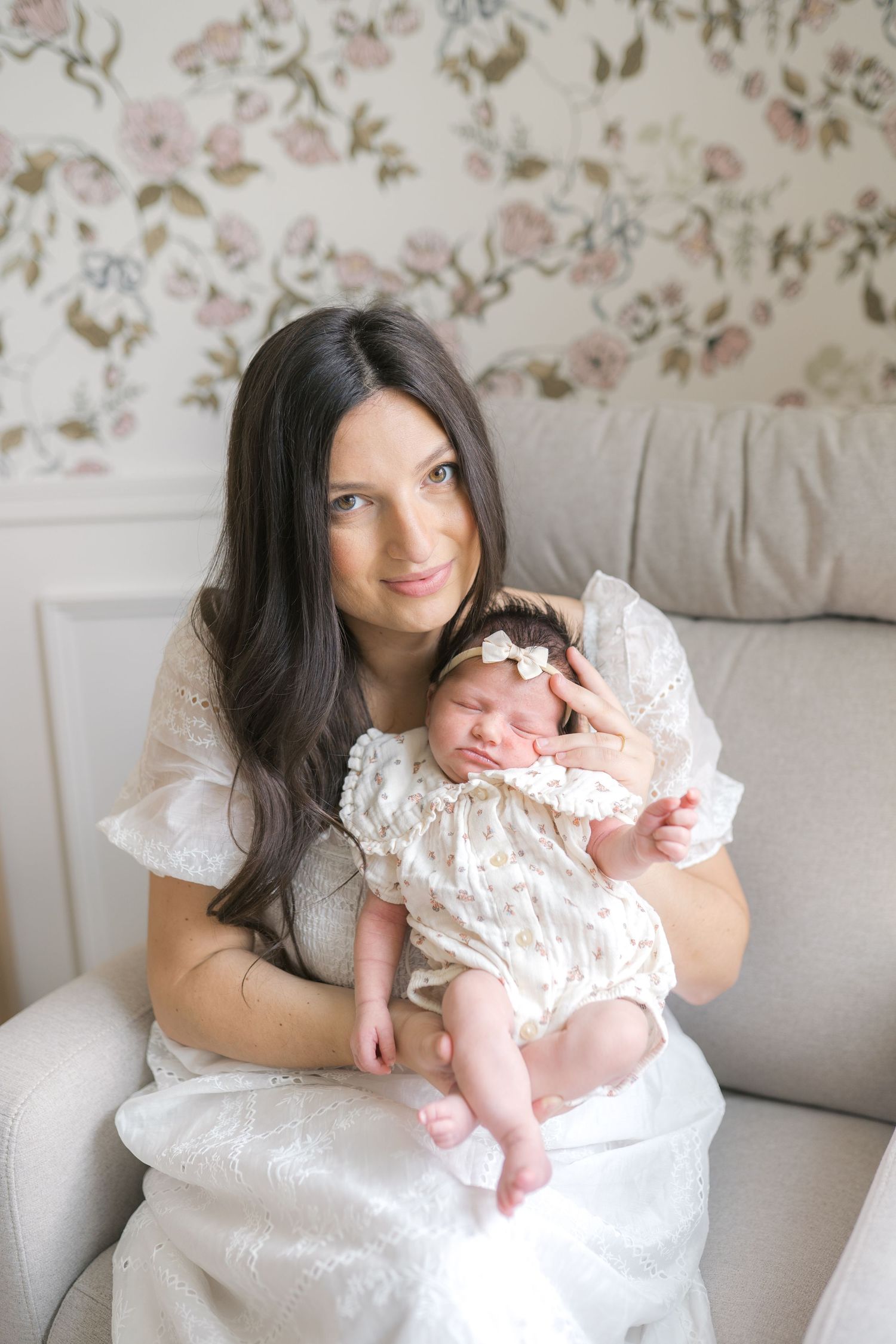 Valparaiso, Indiana newborn photographer capturing natural lifestyle portraits in the family home.