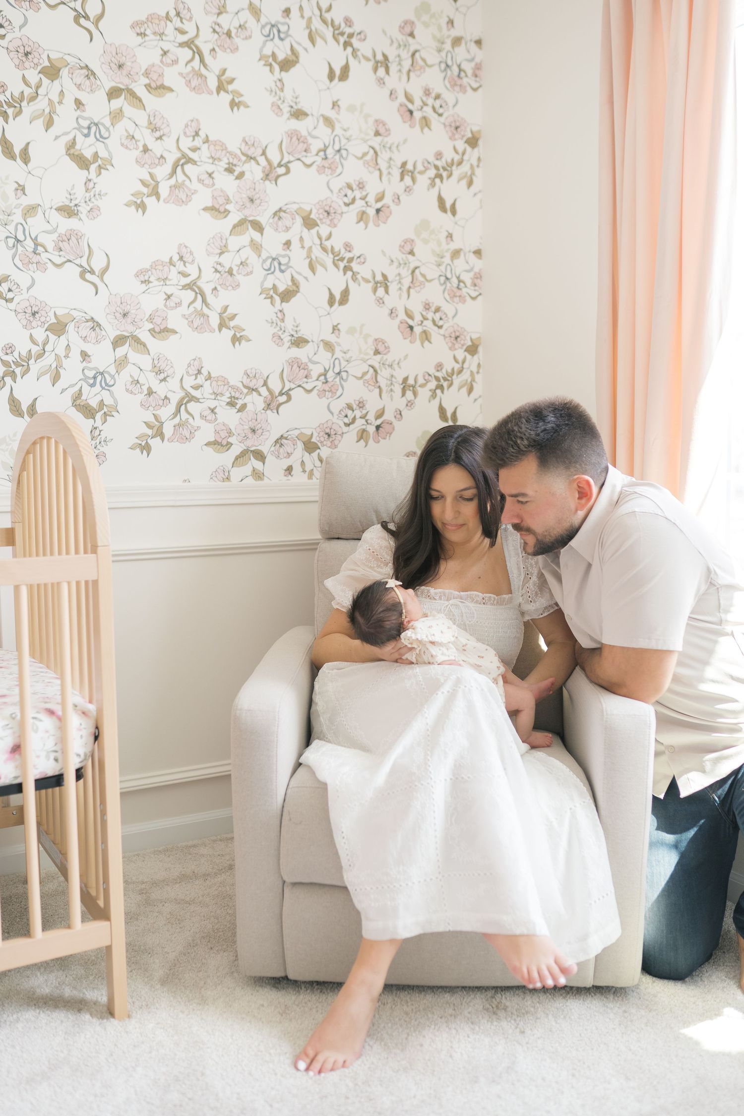 Lifestyle newborn photography in Valparaiso featuring real moments and soft natural light.