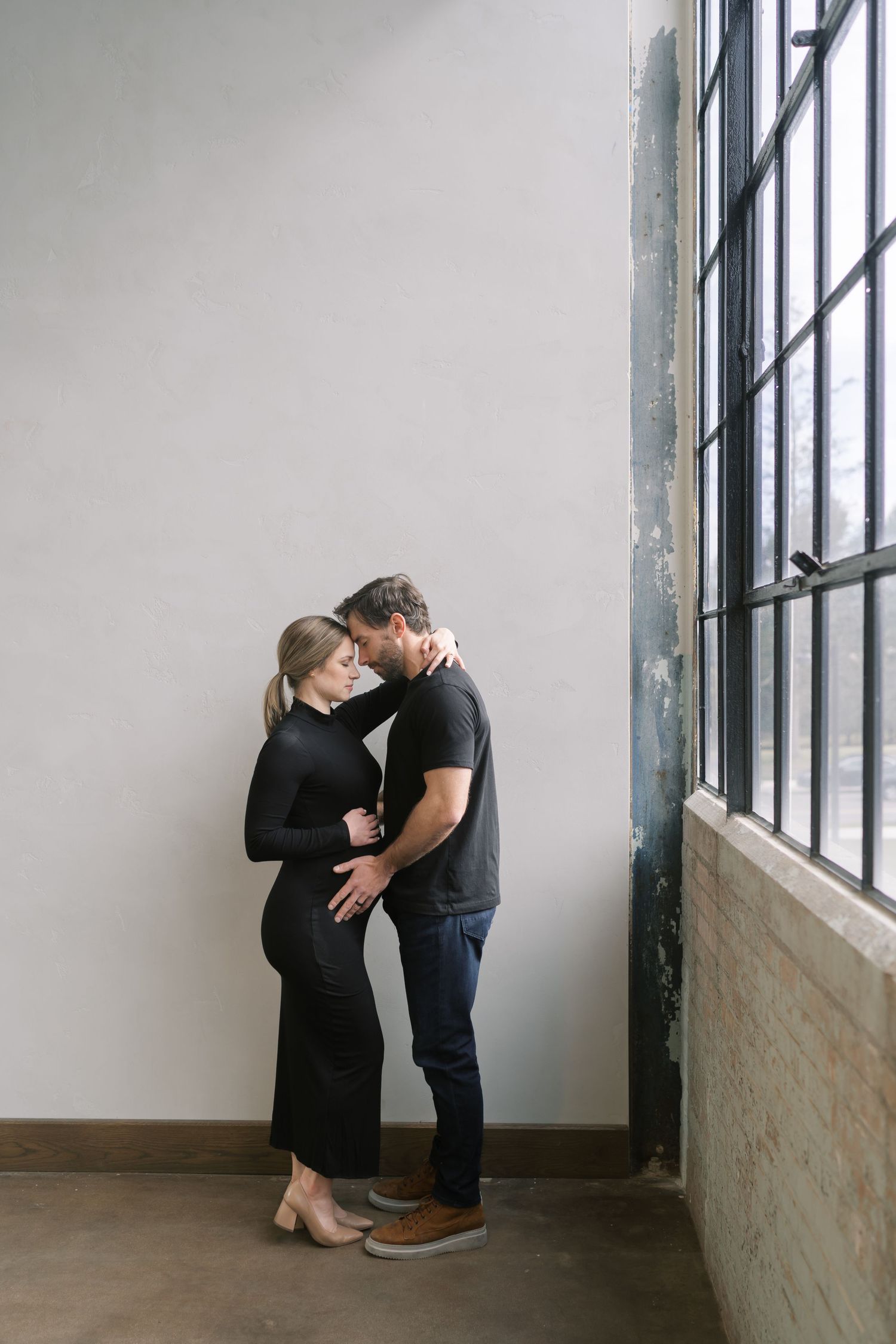 Northwest Indiana maternity photographer serving Chicago-area expecting mothers.