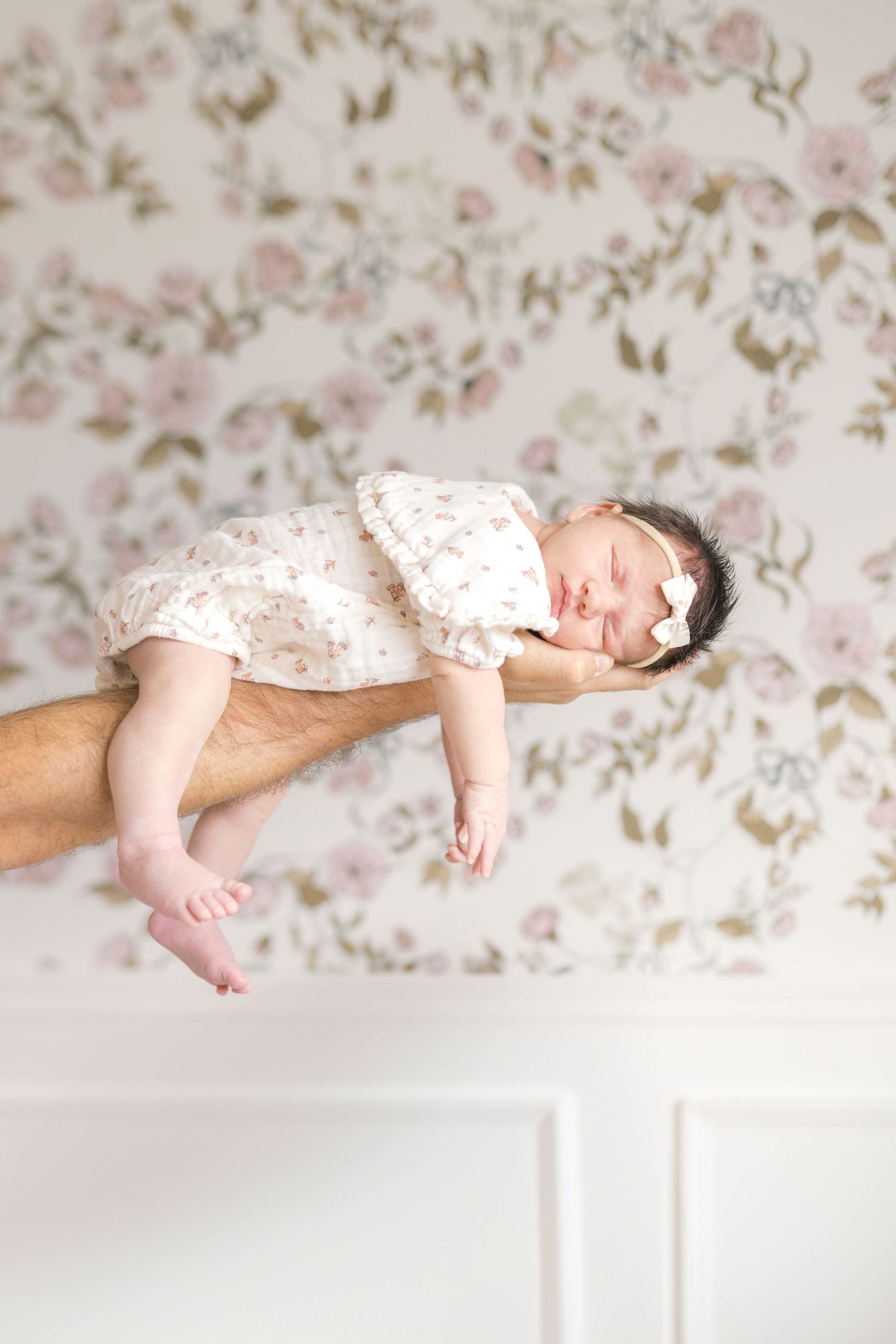 Valparaiso, Indiana newborn photographer capturing natural lifestyle portraits in the family home.