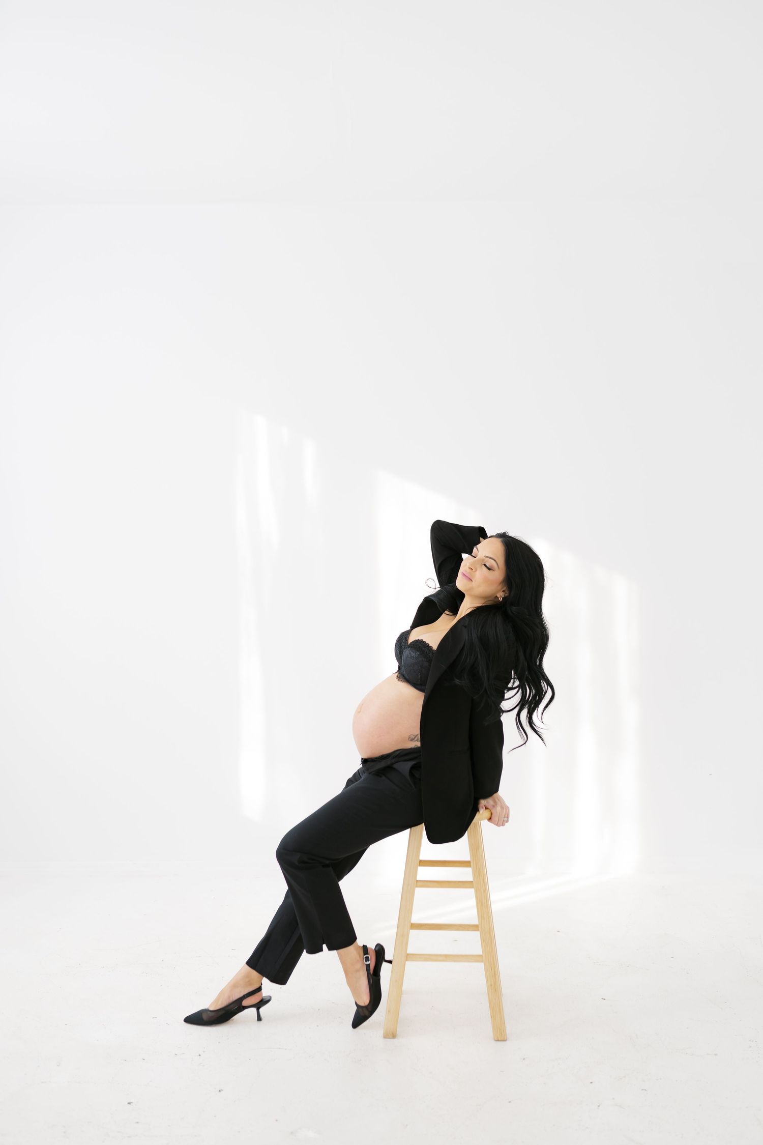 Valparaiso maternity photographer creating artistic boudoir pregnancy portraits.