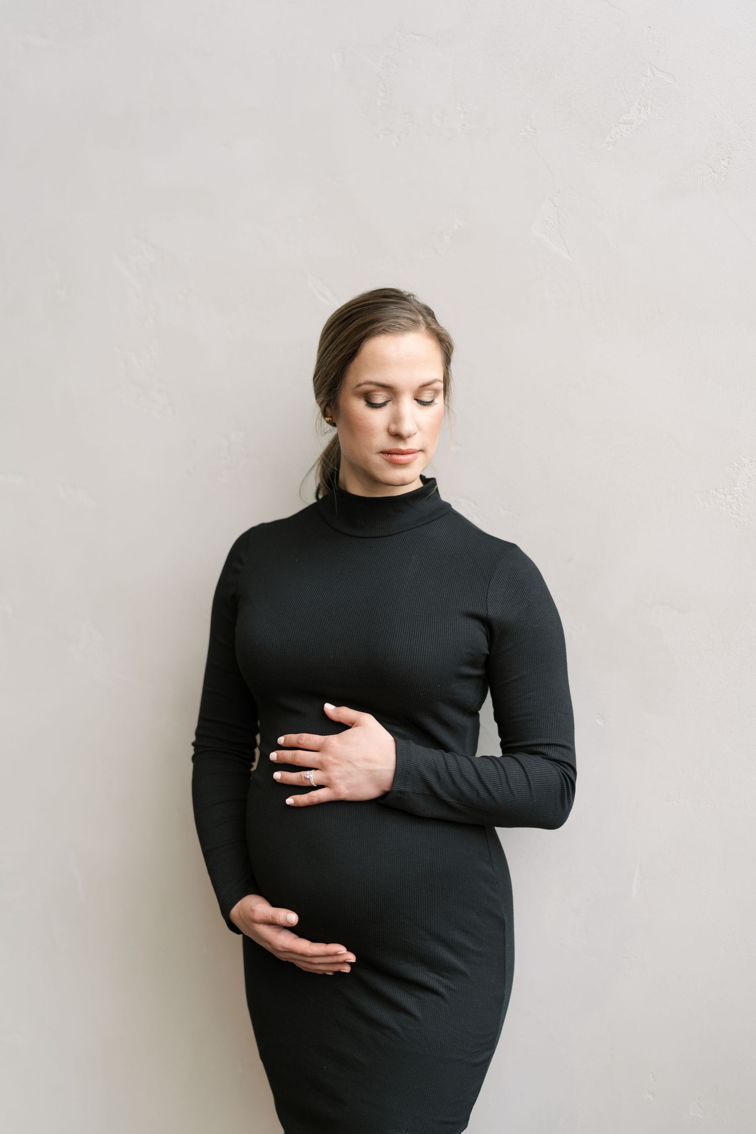 Timeless maternity photography in Valparaiso, Indiana with soft light and neutral styling.