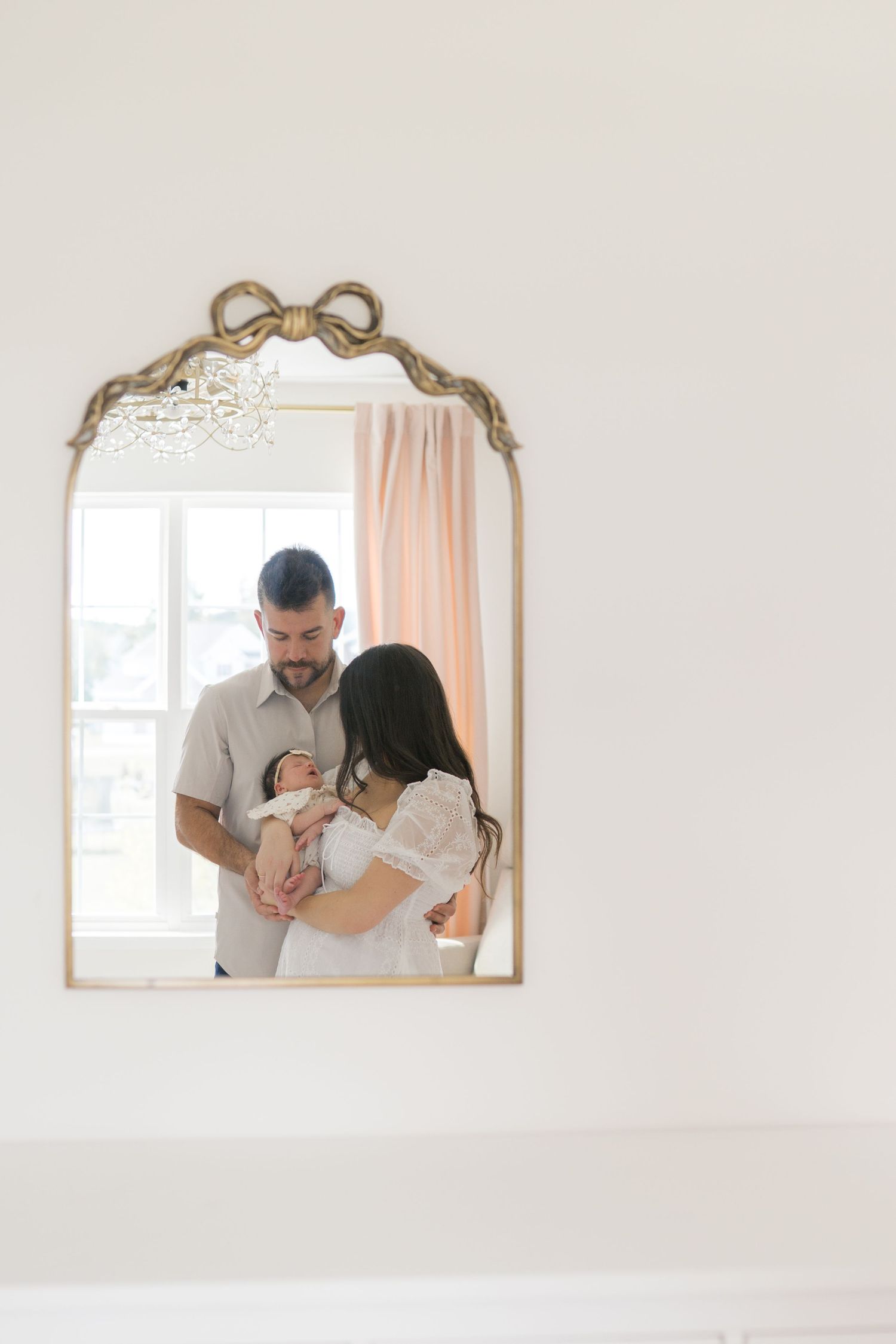 Lifestyle newborn photography in Valparaiso featuring real moments and soft natural light.