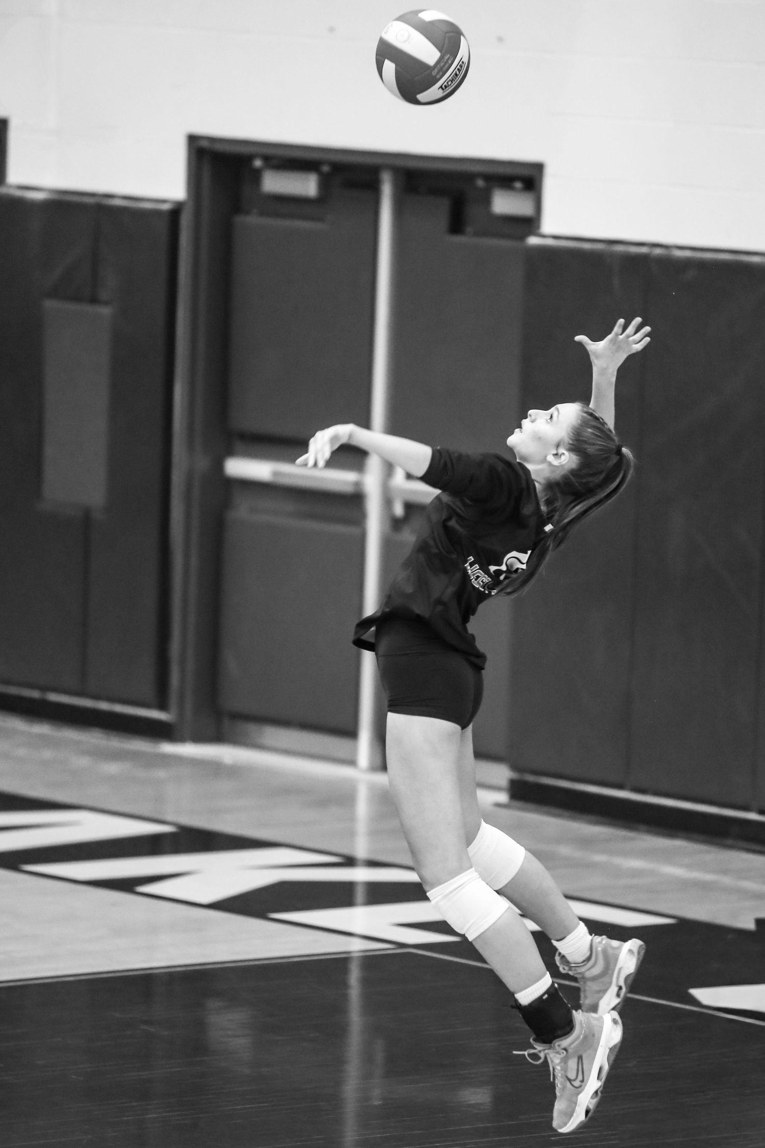 West Linn Lions Varsity Volleyball game photographed by Miles Butler Photography