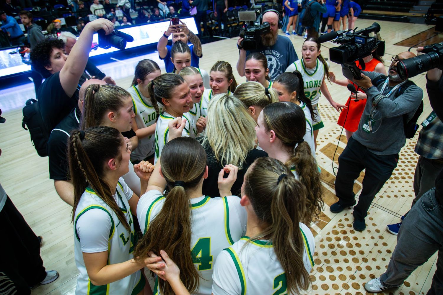 West Linn Lions Varsity Girls Basketball game photographed by Miles Butler Photography