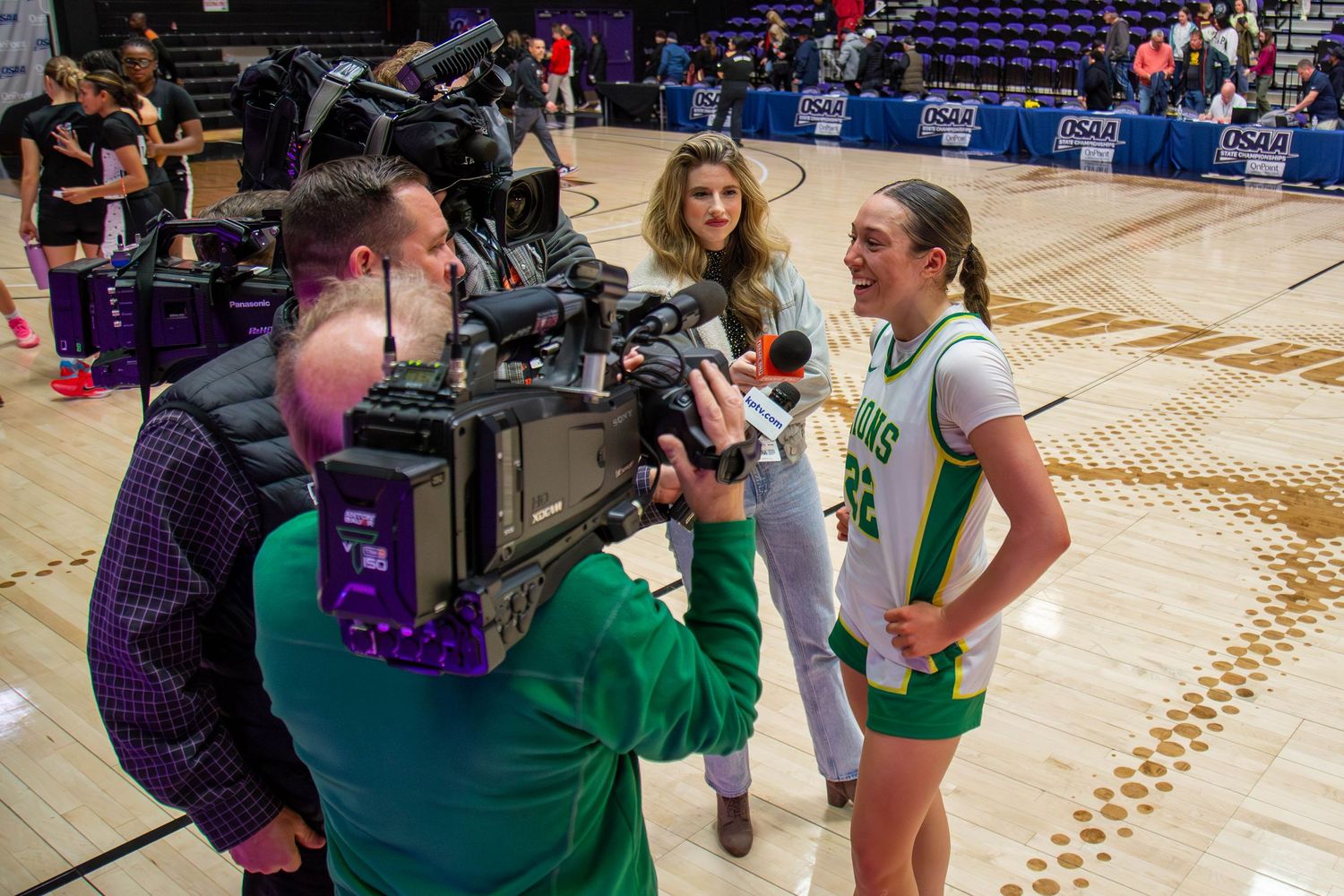West Linn Lions Varsity Girls Basketball game photographed by Miles Butler Photography