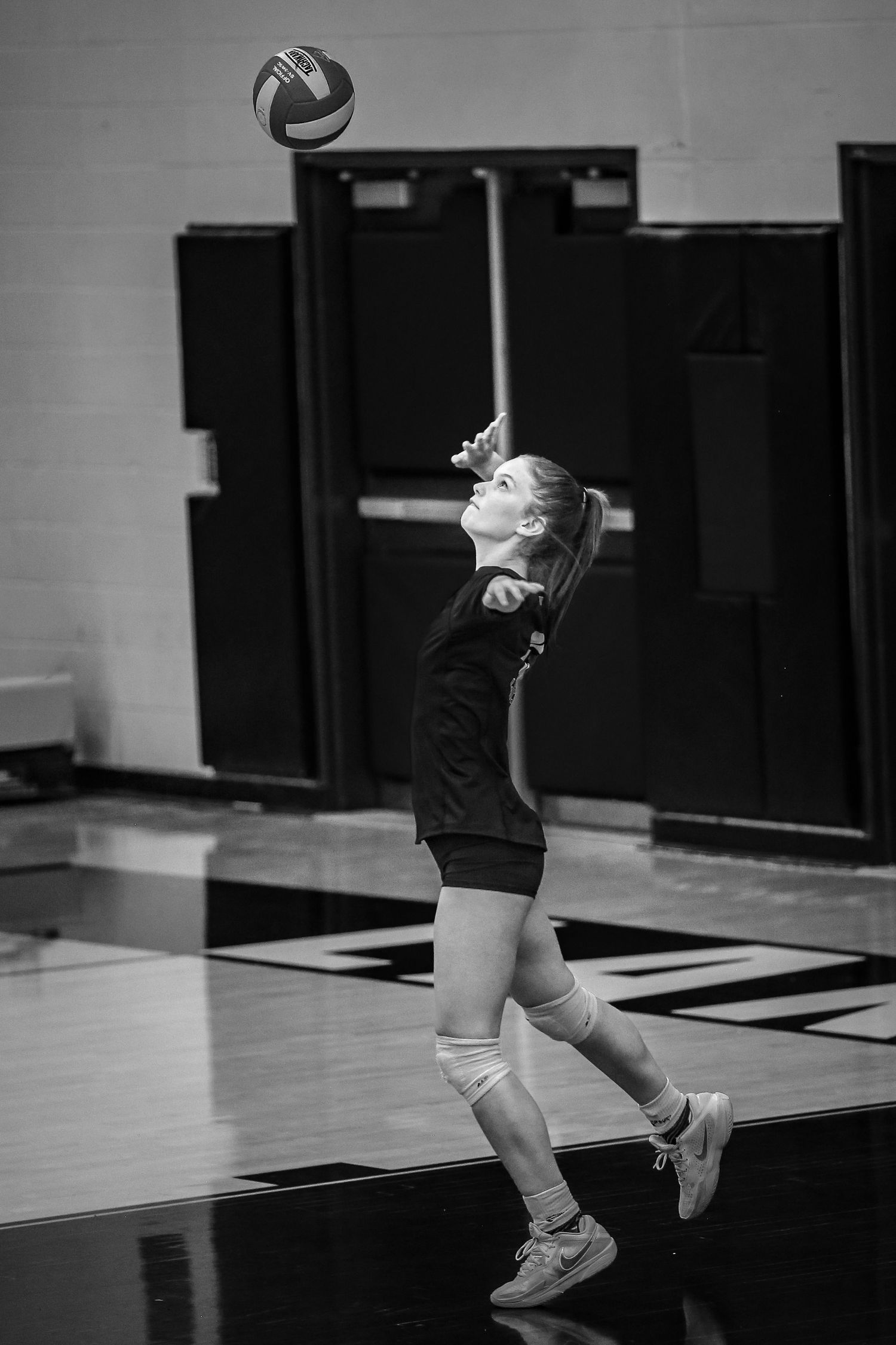 West Linn Lions Varsity Volleyball game photographed by Miles Butler Photography