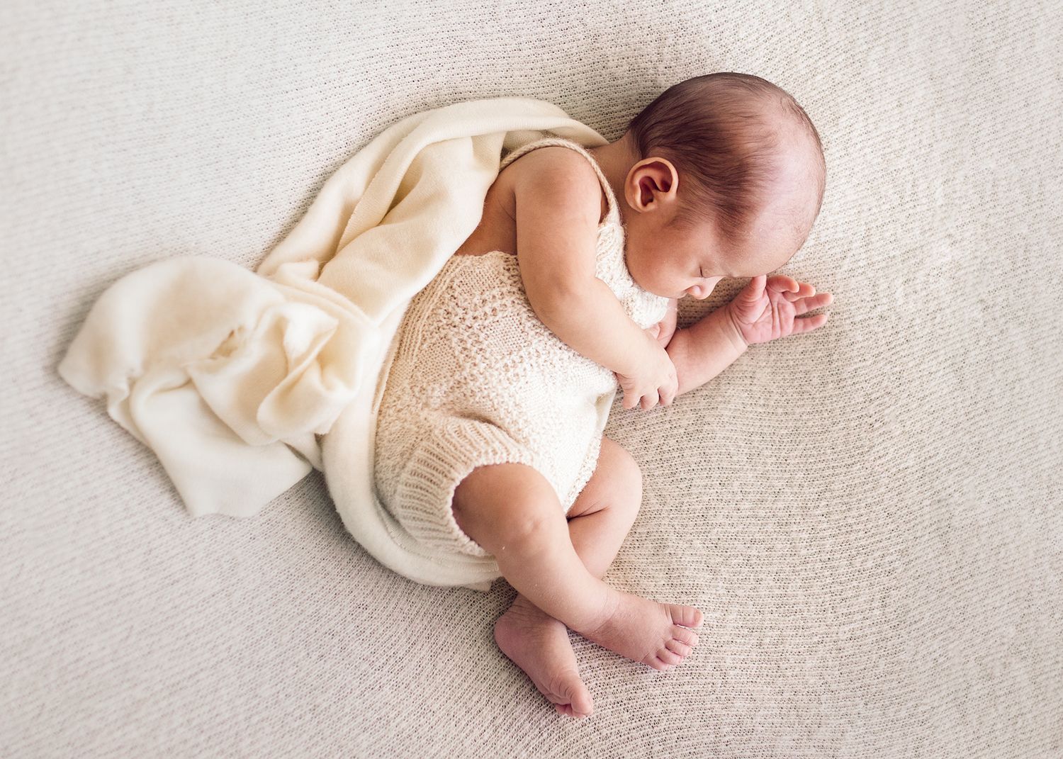 newborn-natural-pose