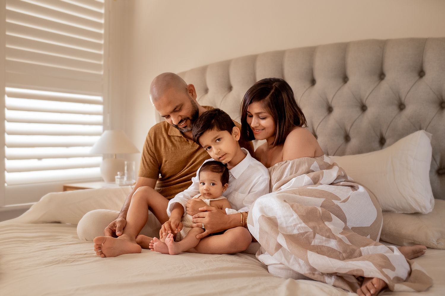 newborn-family-bedroom